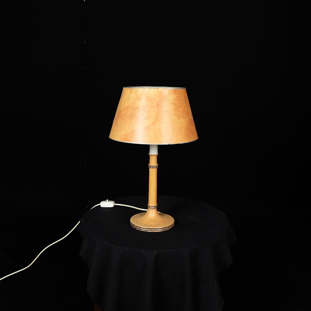 Tischlampe mit orangem Schirm