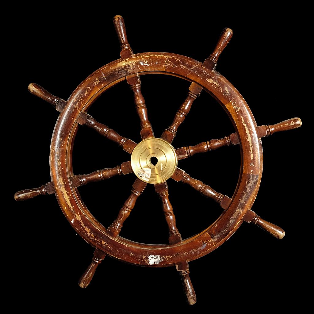 großes Steuerrad aus Holz