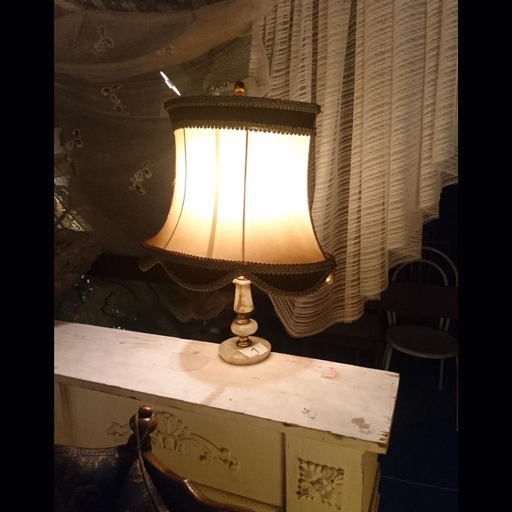 Miete von Tischlampe mit ovalem Schirm