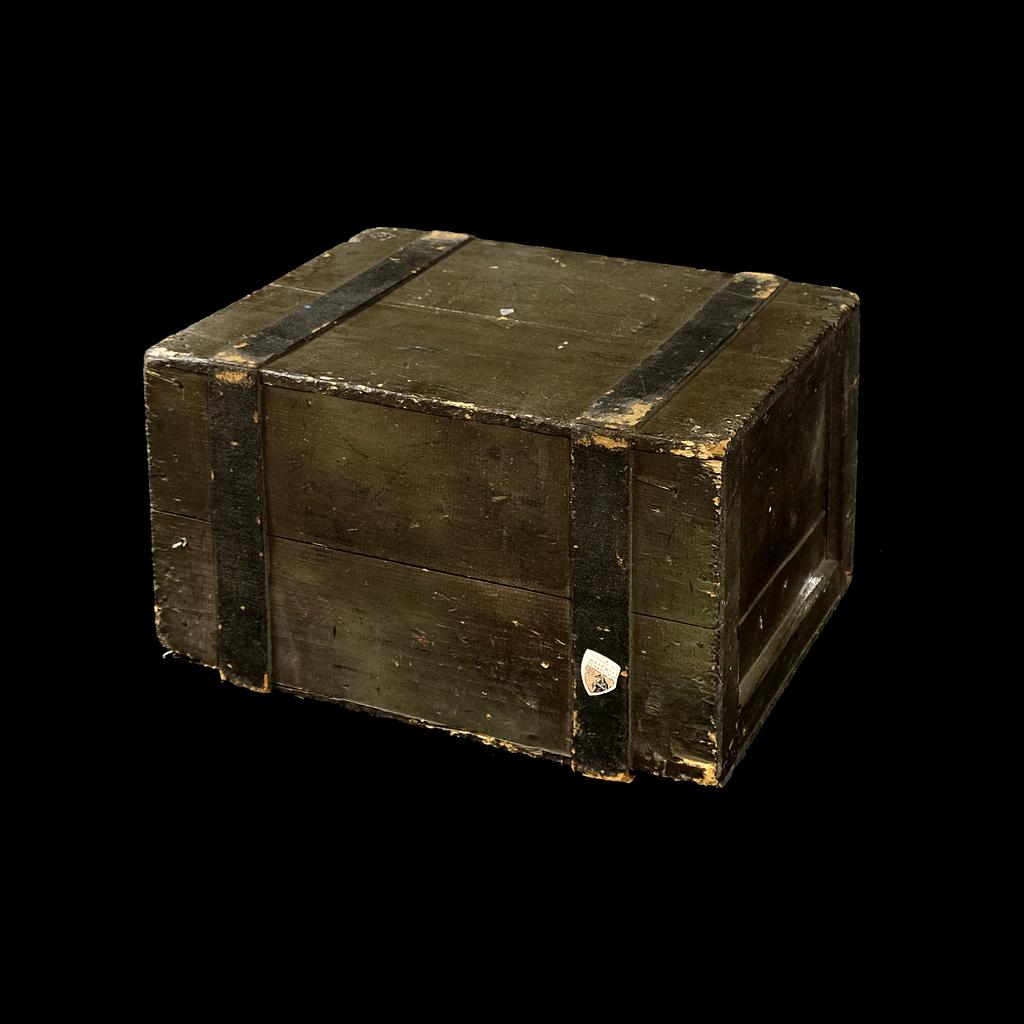 kleine dunkelbraune Holzkiste