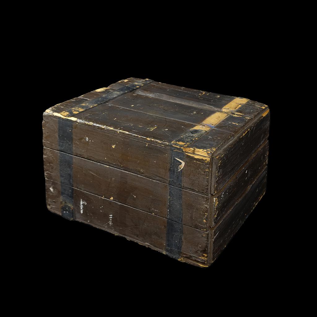 kleine dunkelbraune Holzkiste