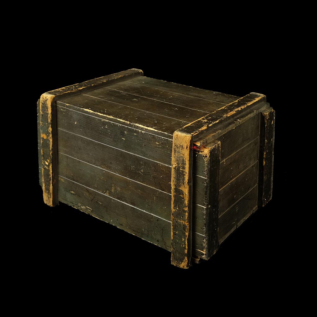 kleine dunkelbraune Holzkiste