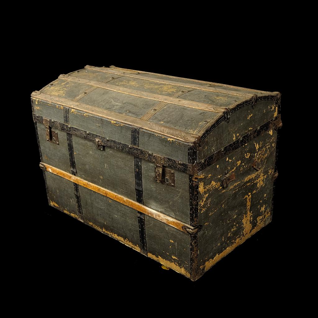 antike graue Holztruhe