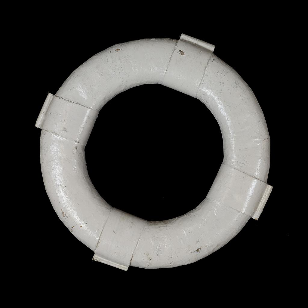 weiß-lackierter Rettungsring