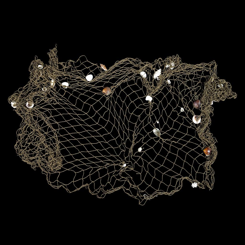 kleines, dunkelgrünes Netz mit Muscheln