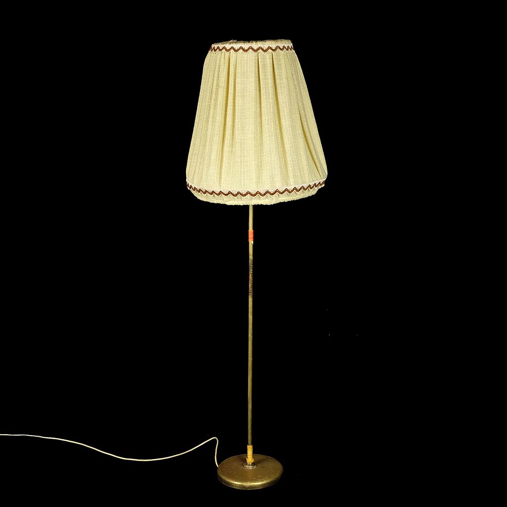 Stehlampe klassich, Schirm mit Faltenstoff