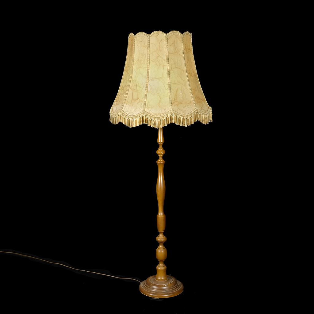Stehlampe klassisch, mit Fransen