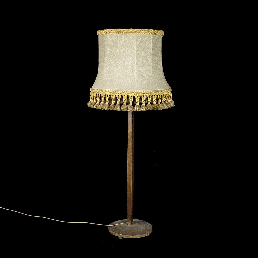 Stehlampe klassisch mit dicken Bommeln