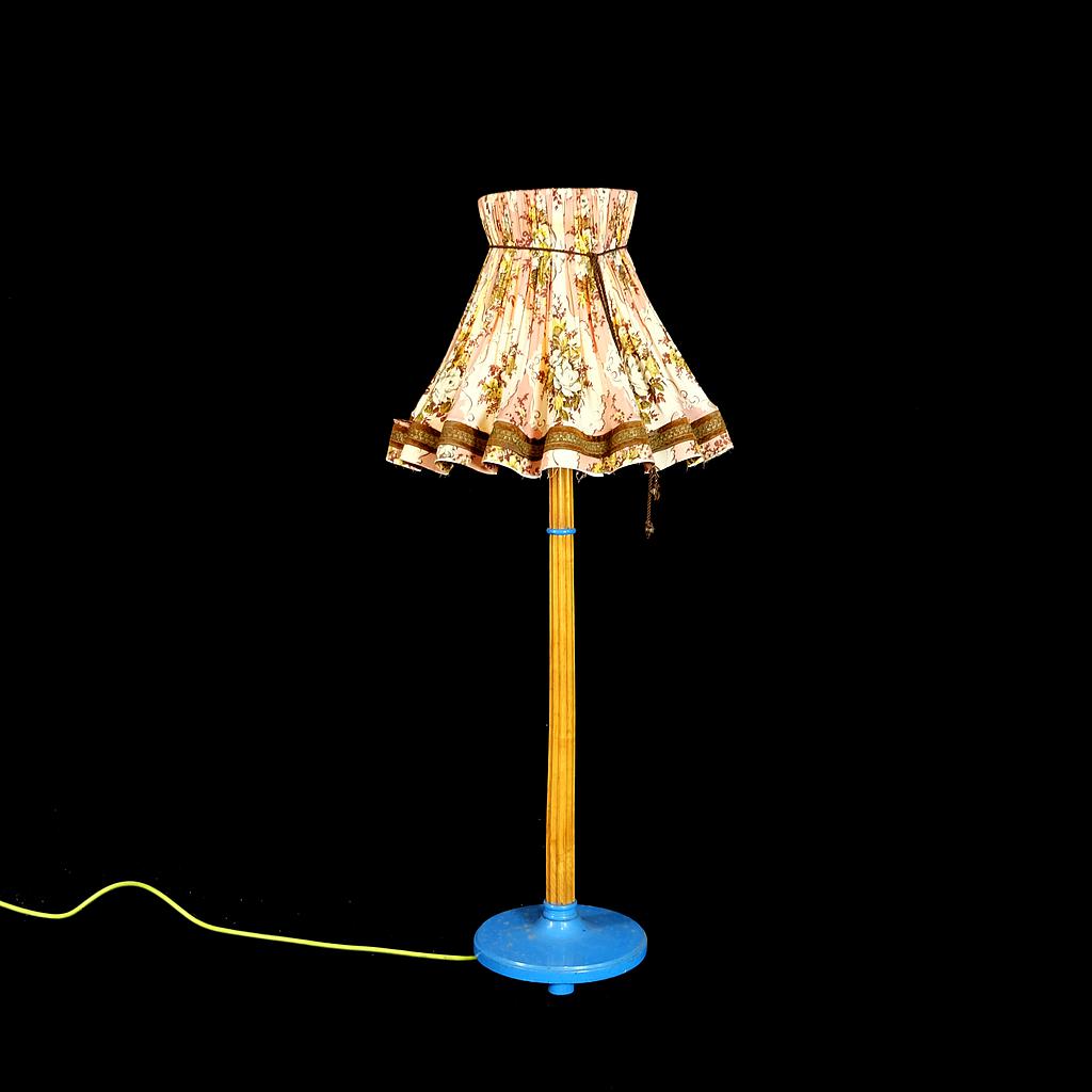 Stehlampe, geblümter gewellter Stoffschirm