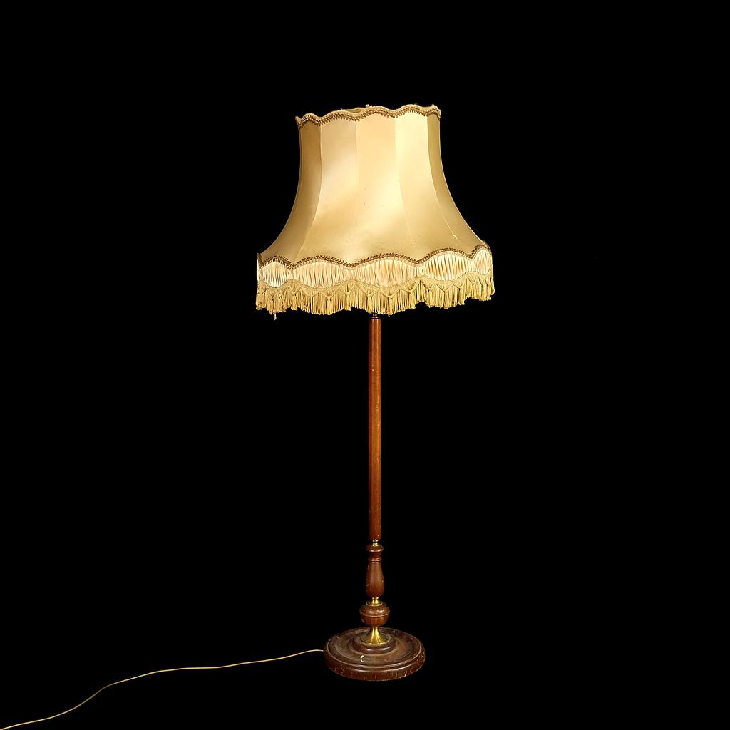 Stehlampe klassisch, goldbeiger glatter Stoff mit Fransen
