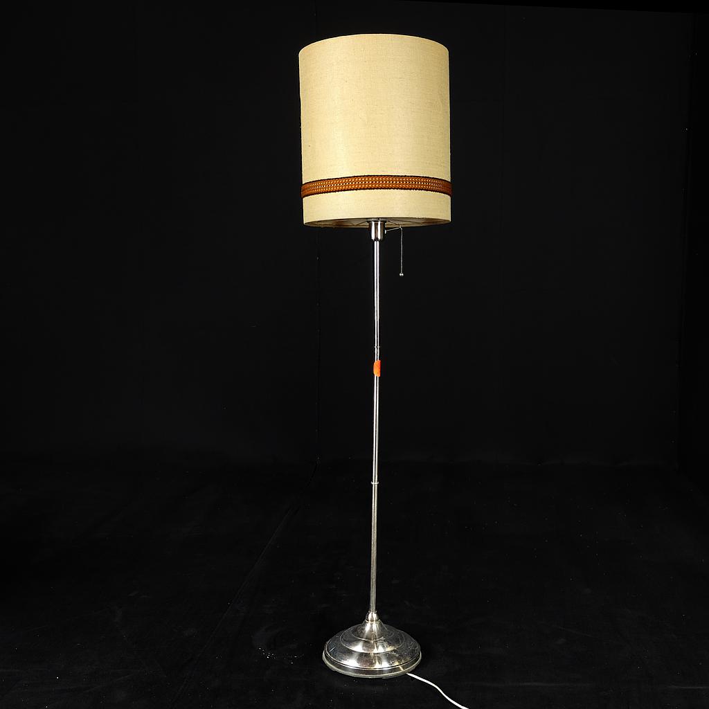 Stehlampe 50er, heller Schirm mit Borte