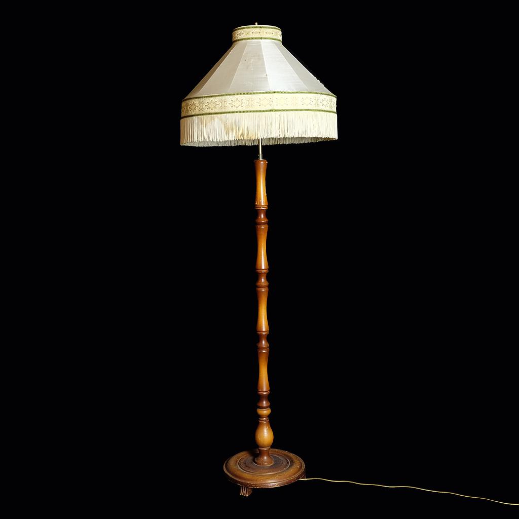 Stehlampe mit hellem, kurzem Schirm