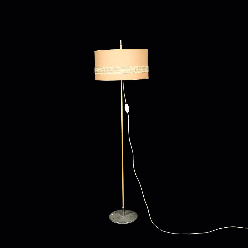 Stehlampe mit hellem, rundem Schirm