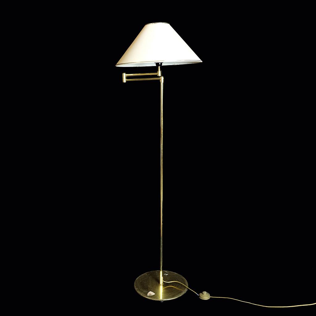 Stehlampe mit hellem, kurzem Schirm und Schwenkgelenk