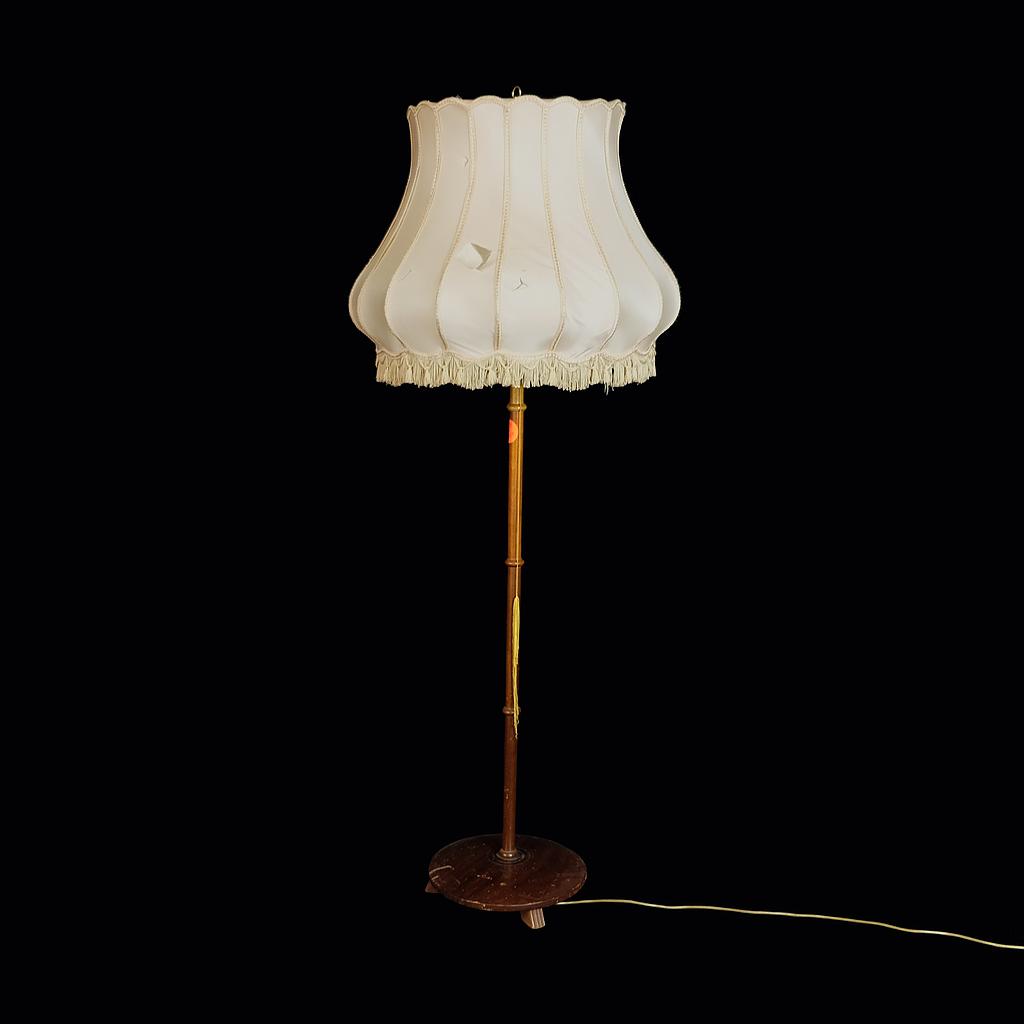 Stehlampe mit bauchigem, hellem Schirm