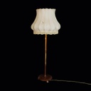 Stehlampe mit bauchigem, hellem Schirm