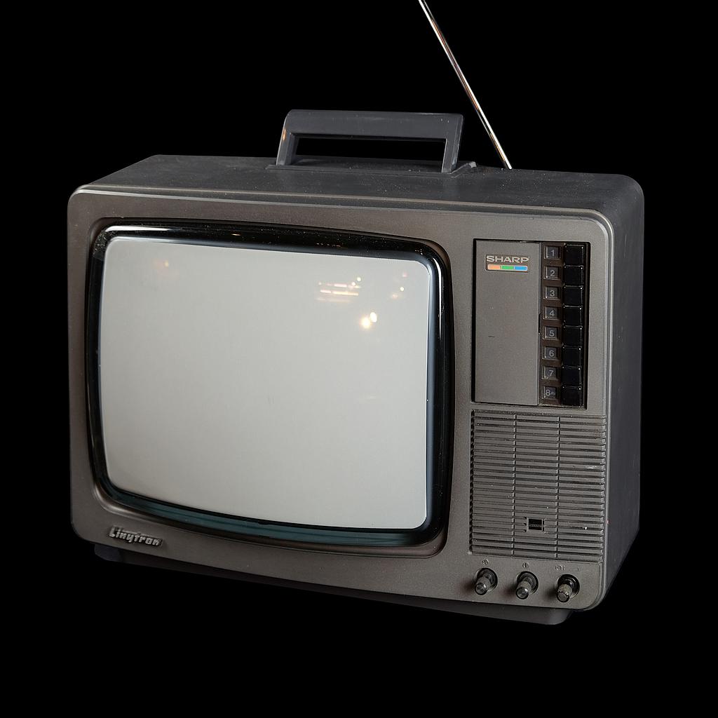 schwarzer, tragbarer Röhrenfernseher mit Antenne