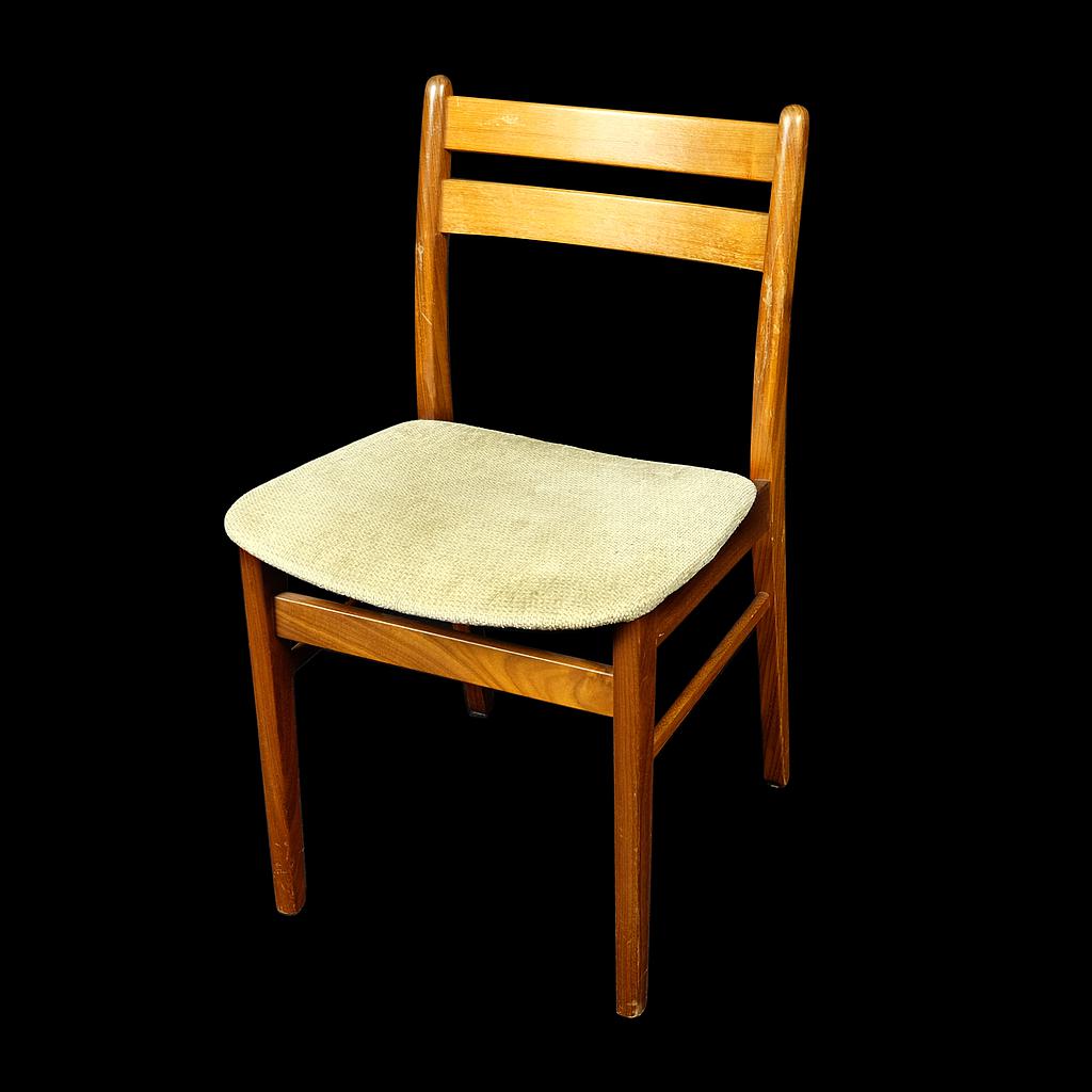 brauner Holzstuhl mit beigem Polster