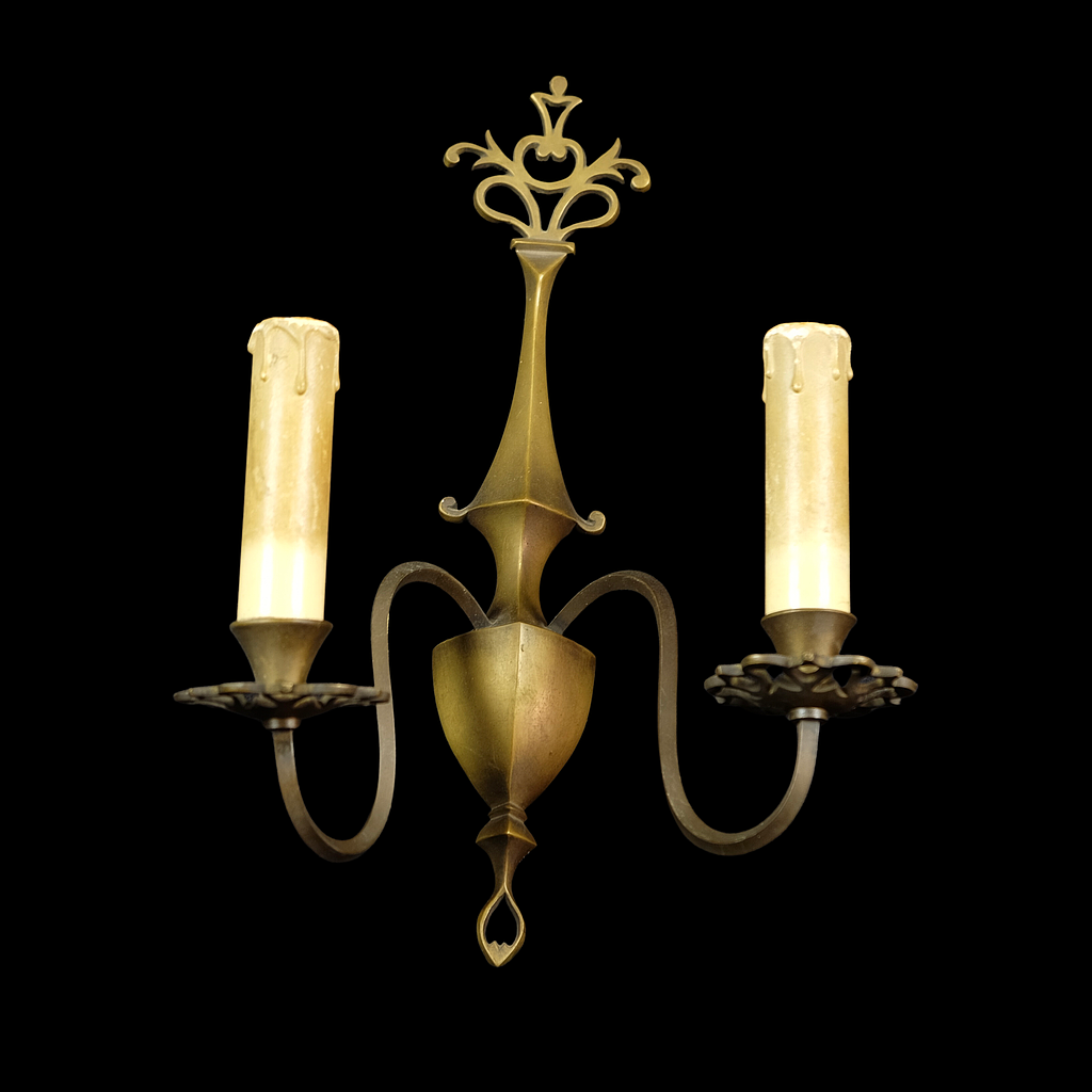 längliche, verzierte, zweiarmige Wandlampe aus Messing
