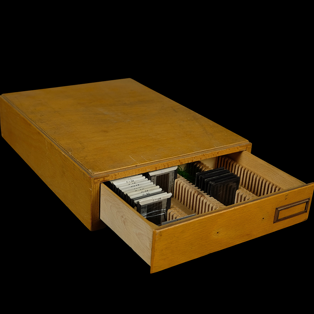 Diakiste aus Holz mit Dias