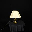 Miete - Tischlampe mit eckigem Schirm