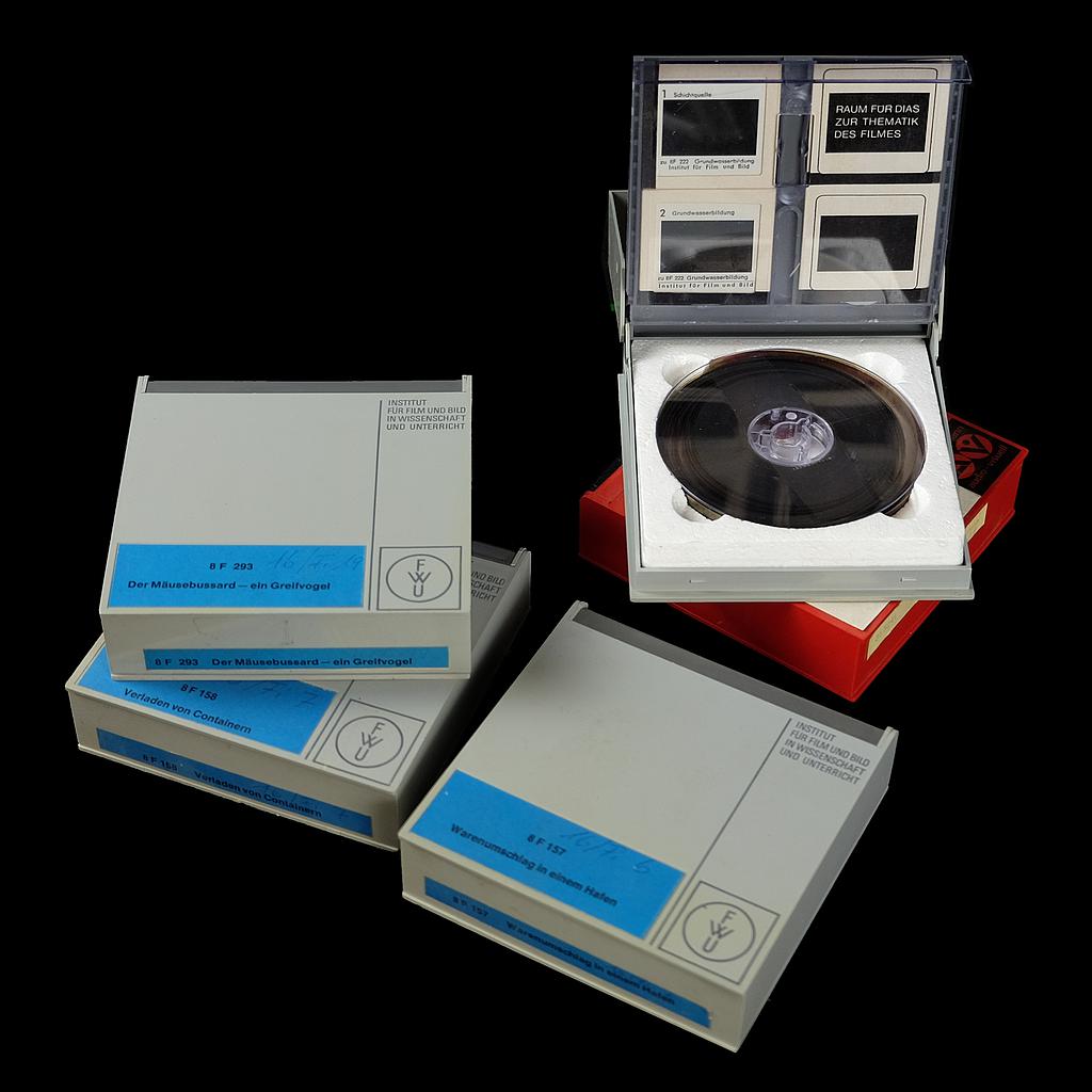 Schmalfilmrolle Super 8 in Plastikbox