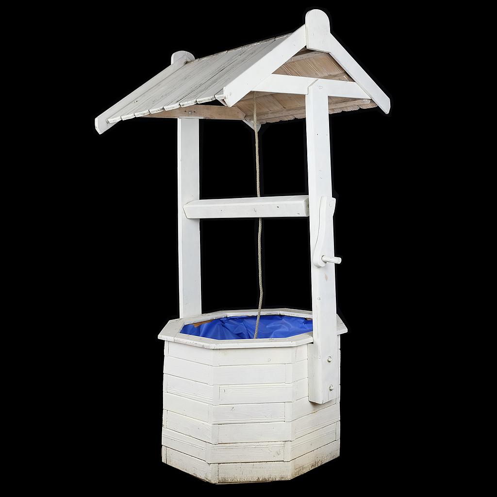 weißer Brunnen mit Kurbel