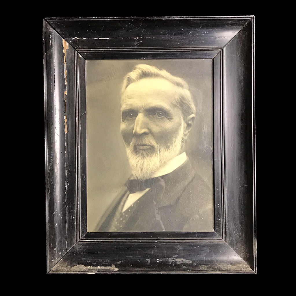 schwarzer Bilderrahmen mit Bild