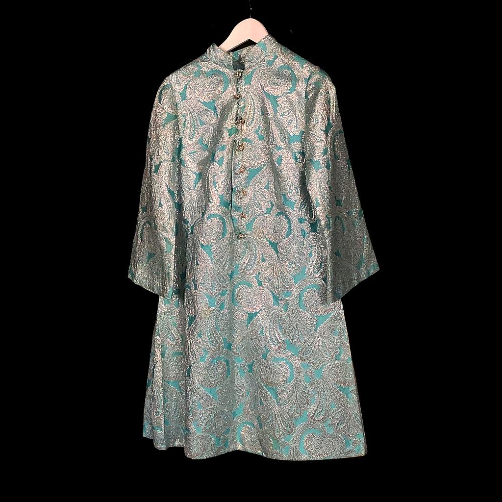 mintgrünes Kleid mit Silberstickerei