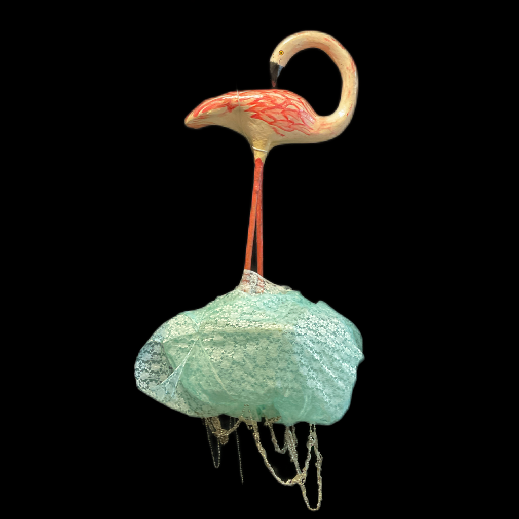 rosa Flamingo aus Pappmaché auf wölkchen