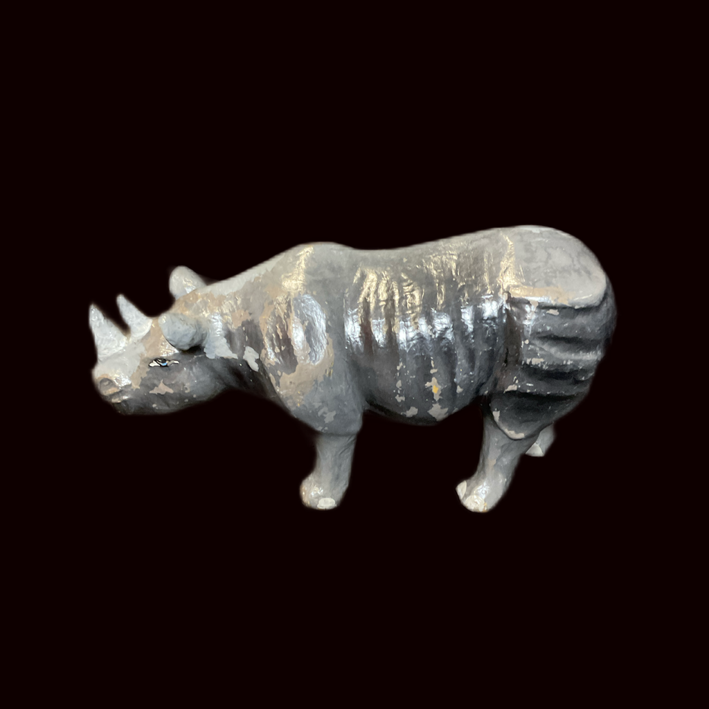 graues Nashorn aus Pappmaché