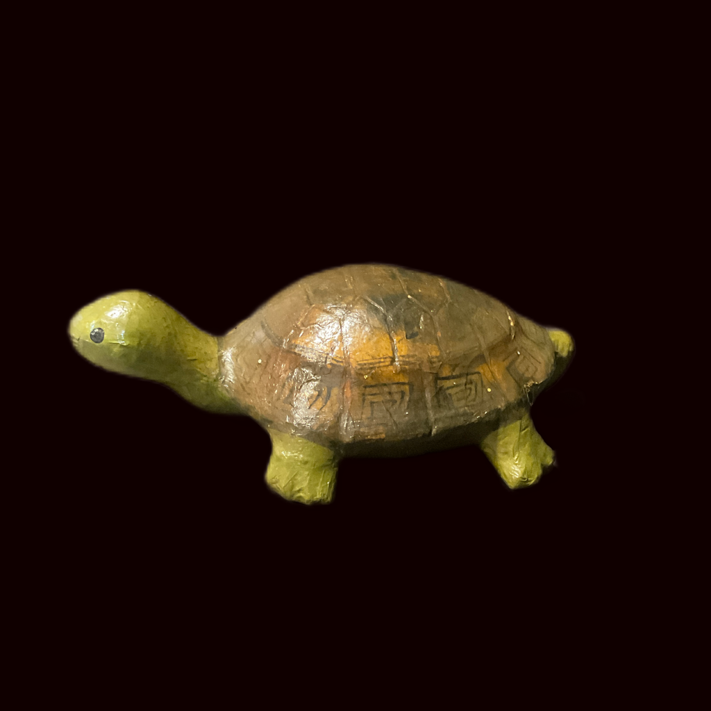 grün-braune Schildkröte aus Pappmaché