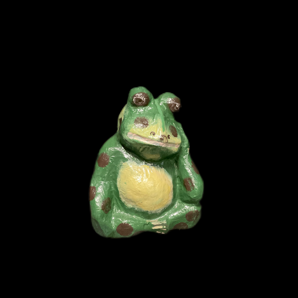 beige-grüner Frosch aus Pappmaché, sitzend