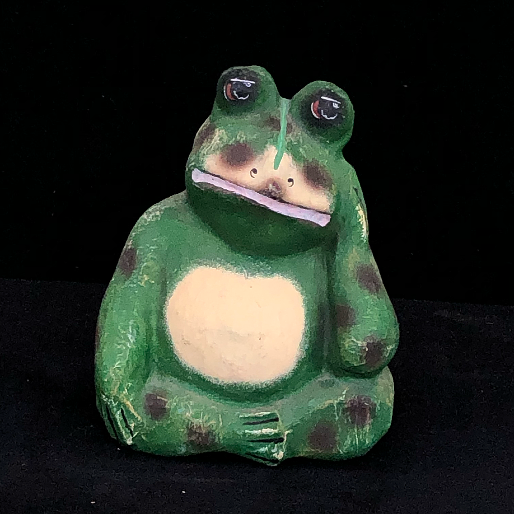 Miete - beige-grüner Frosch aus Pappmaché, sitzend