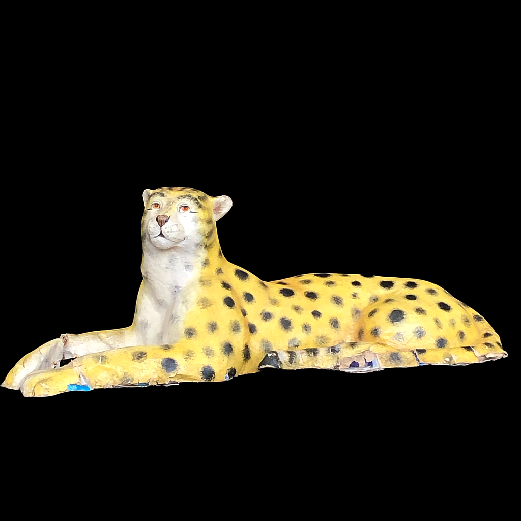 gelber Gepard aus Pappmaché, liegend