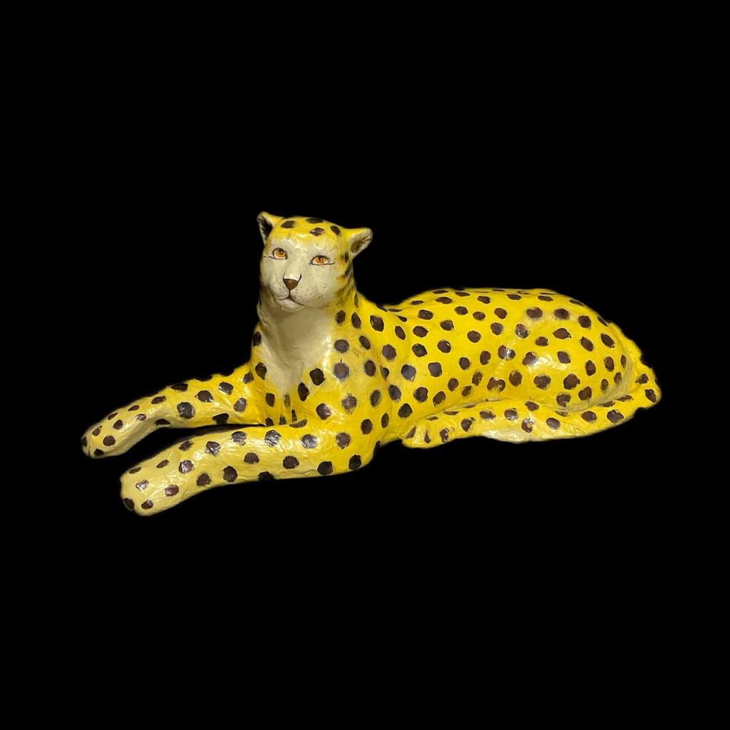 gelber Gepard aus Pappmaché, liegend