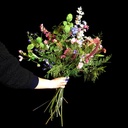 diverse bunte Blumen-Gebinde aus Seidenblumen
