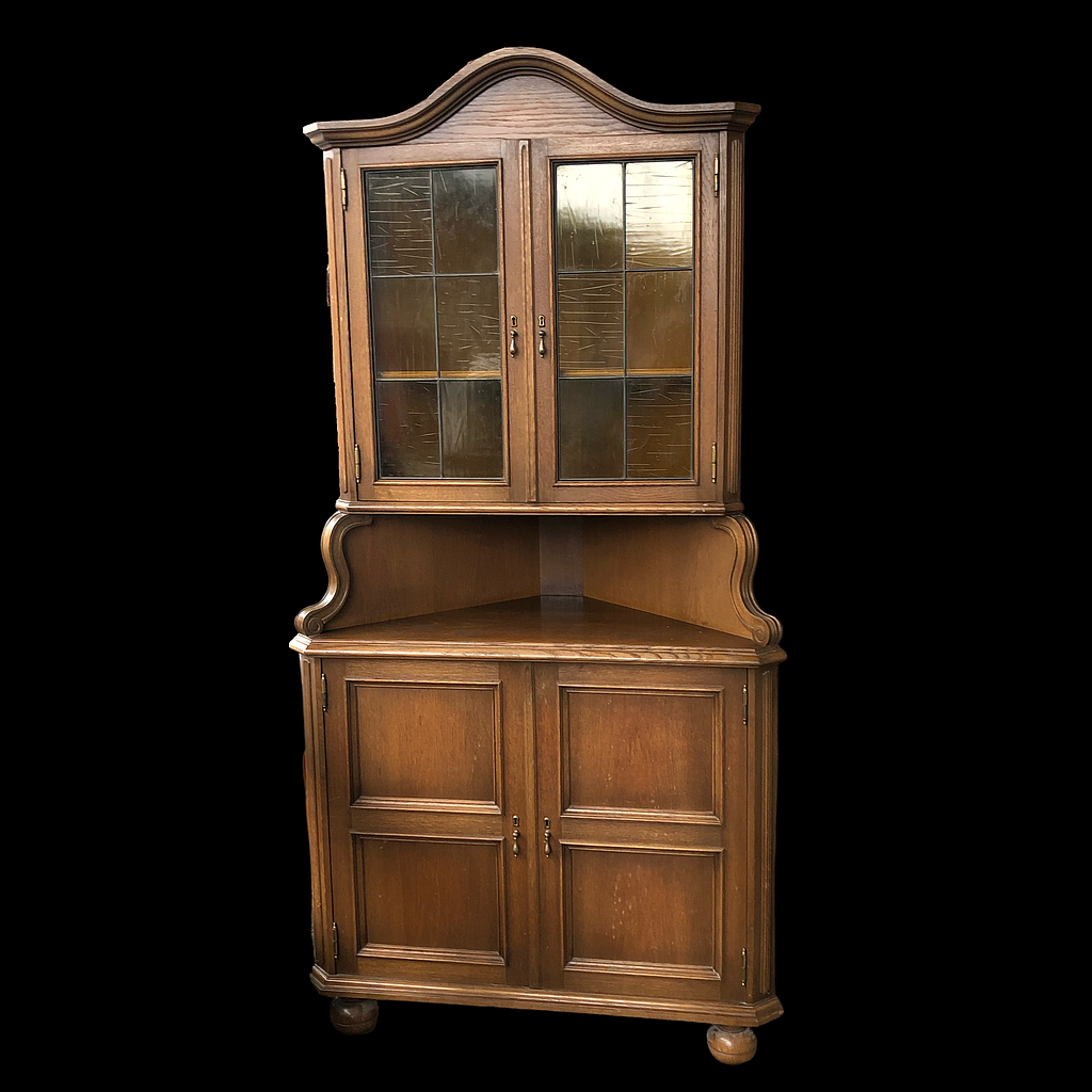 Eckschrank aus dunklem Holz