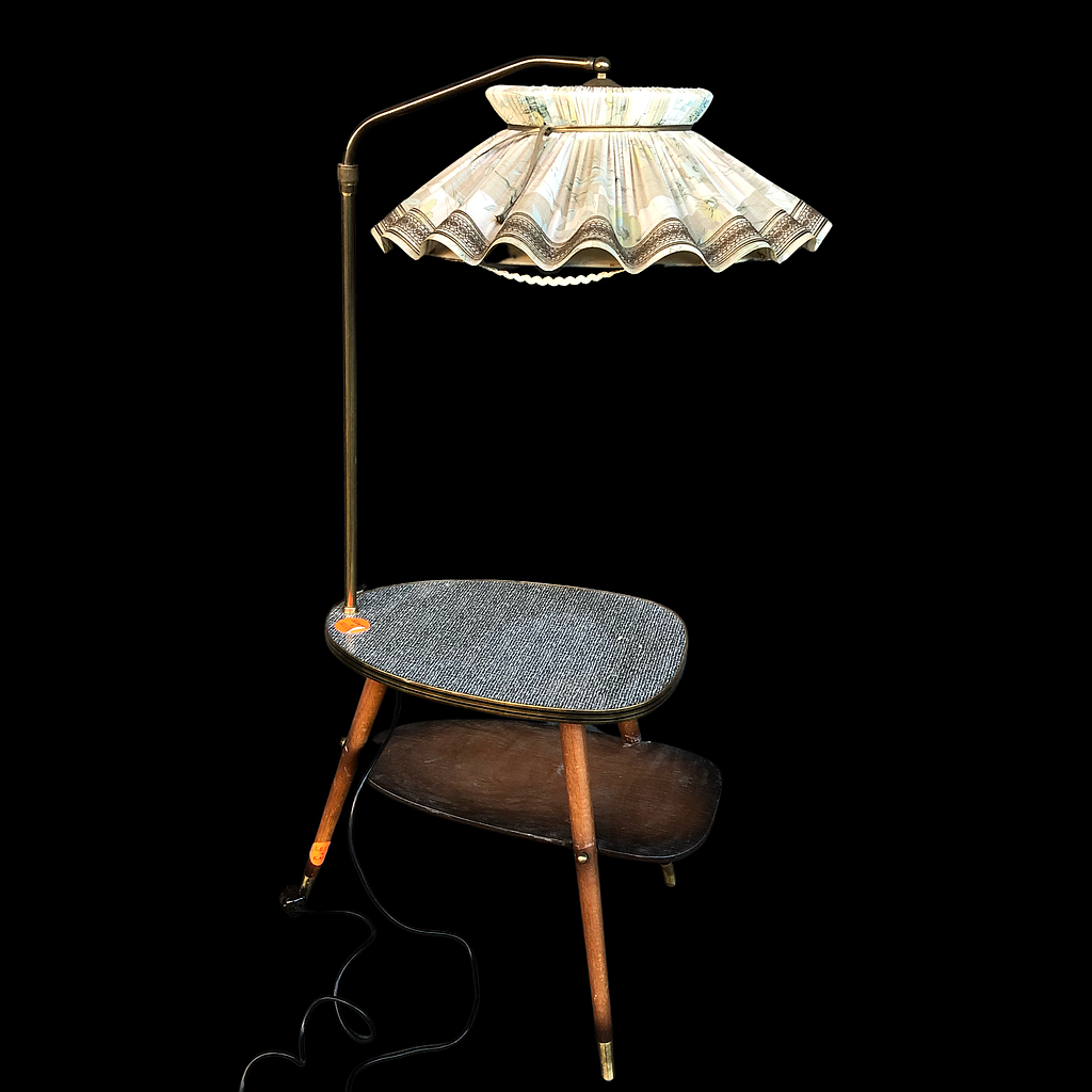 Nierentisch mit Lampe