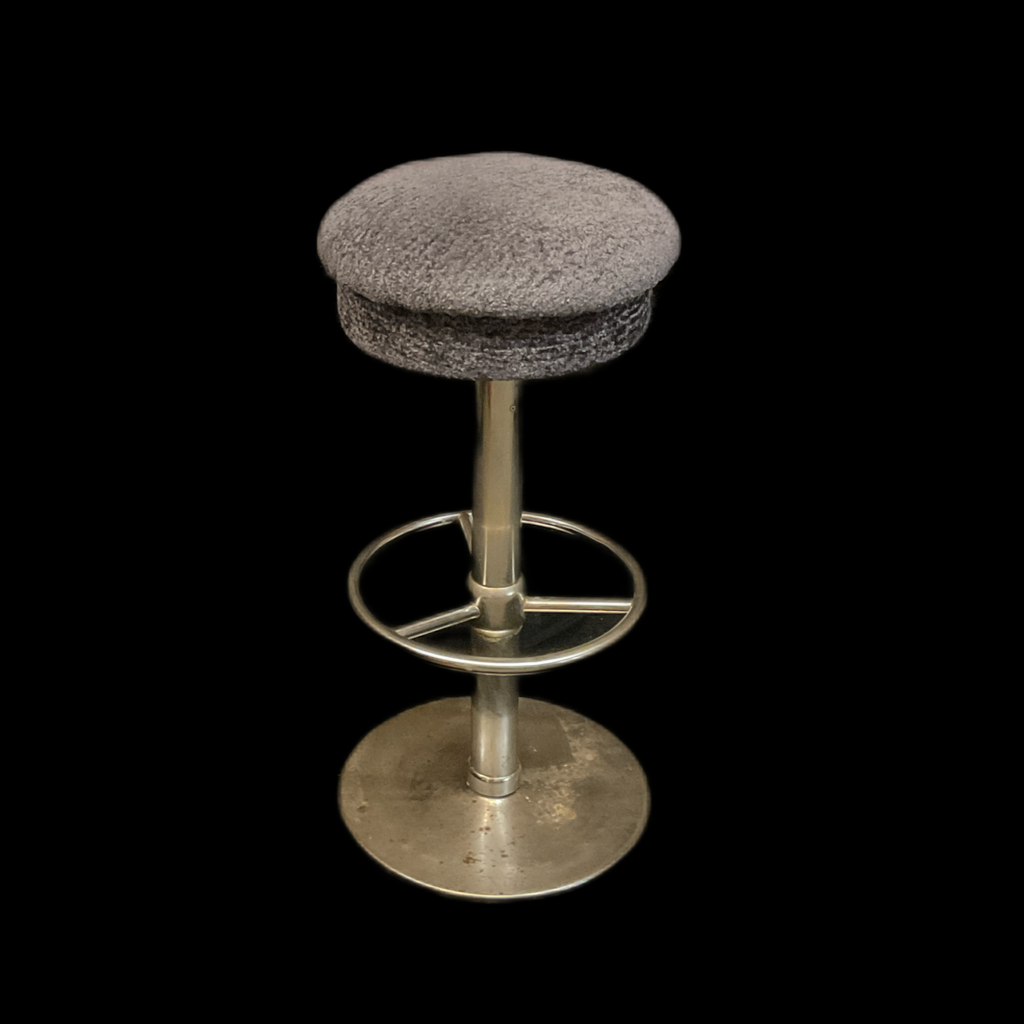 Barhocker mit grauem Plüschbezug