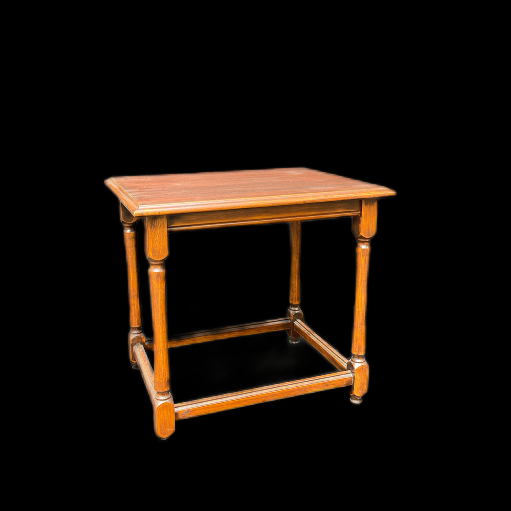 Miete - Kleiner Beistelltisch aus Holz 