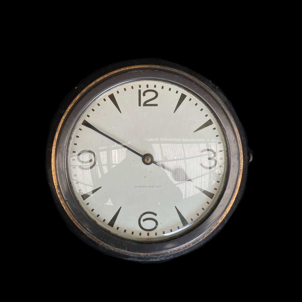 Dunkelbraune Wanduhr
