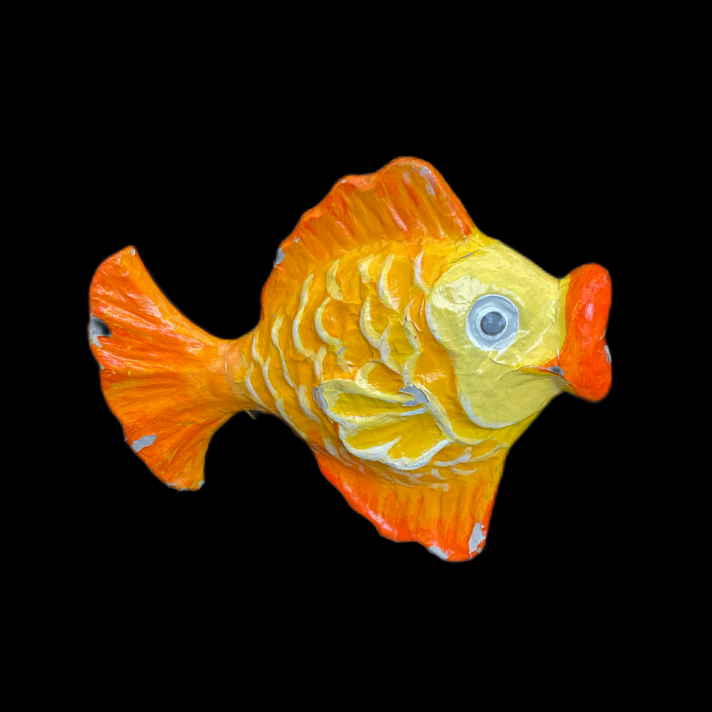 Orangener Fisch aus Pappmache