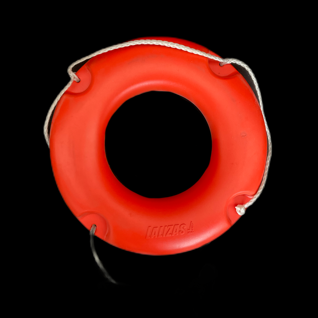 kleiner roter Rettungsring mit band