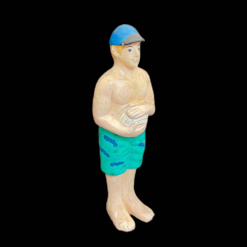 Miete - Beachvolleyballspieler mit Ball und Cap, Figur aus Pappmaché
