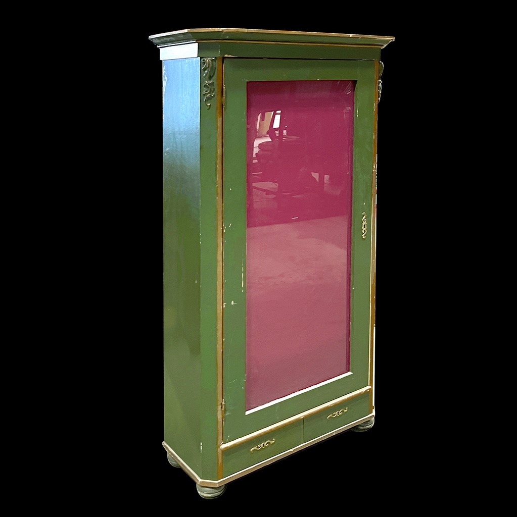 Grüner Schrank mit pinker Plexiglasfront