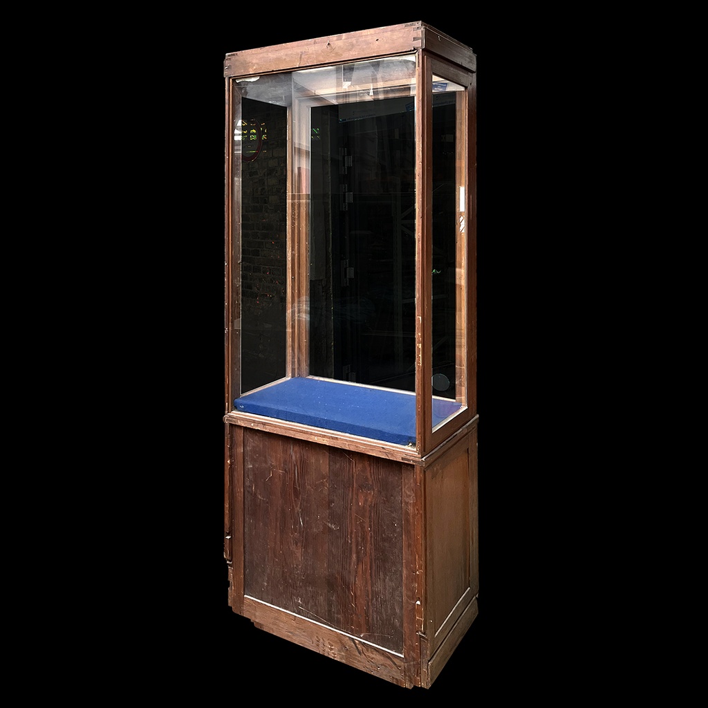 Miete - Hohe Glasvitrine mit Holzsockel