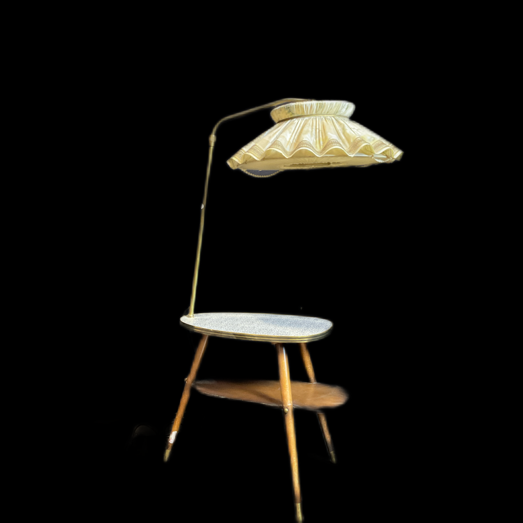 Tisch mit Lampe 