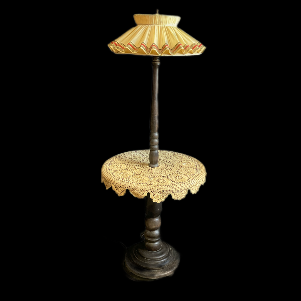 Tisch mit Lampe 