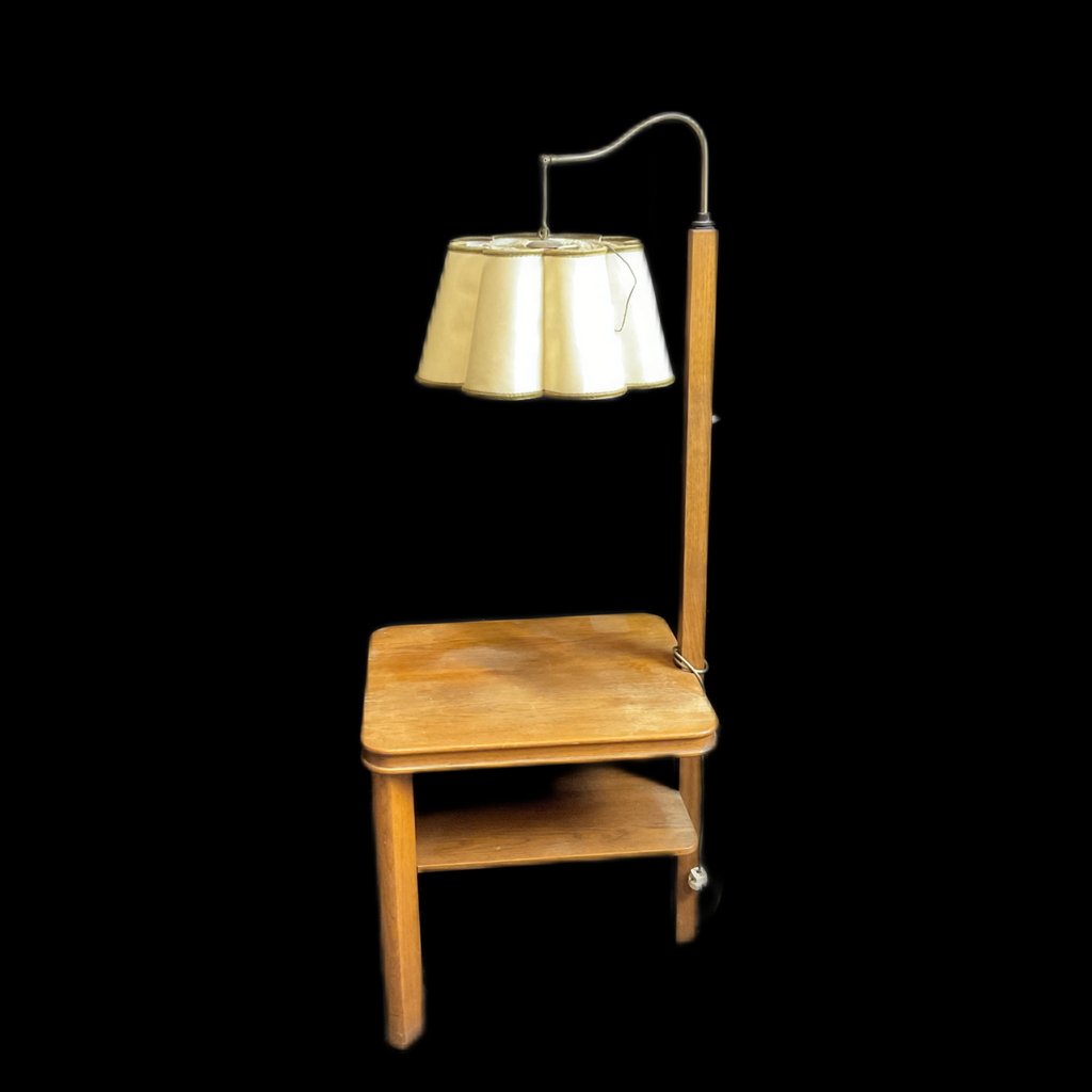 Tisch mit Lampe 